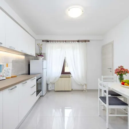 Lili Διαμέρισμα Πόρετς